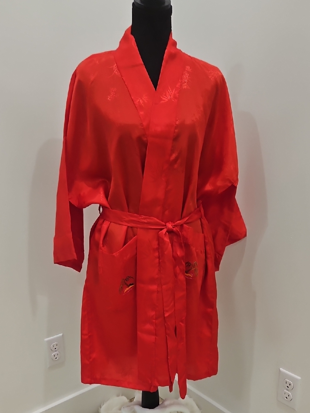 GOLDEN DRAGON Red Satin Kimono Robe with Tie Waist. Size L